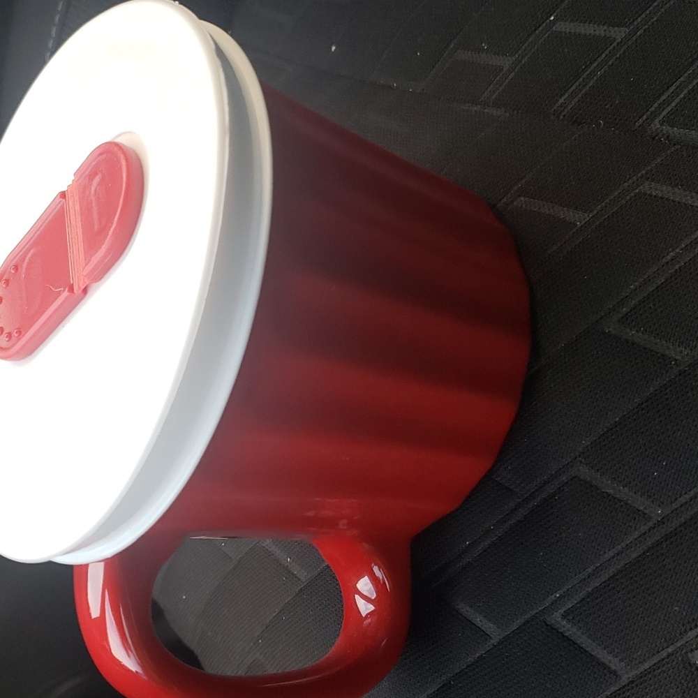 Cherry red 16 ounce Soup Mug with Lid with stem vent NWT